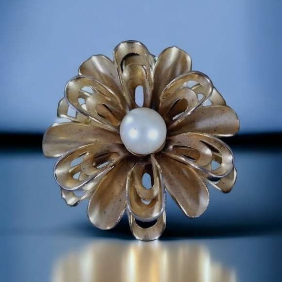 Vintage Jewelry - Vintage Gold Tone Flower Faux Pearl Brooch Pin